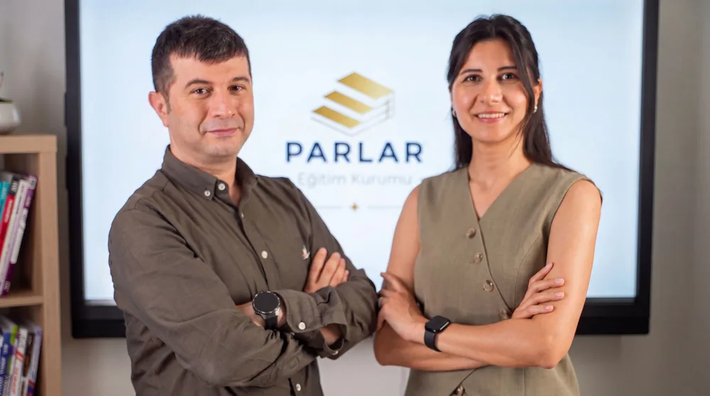 Parlar Eğitim — dar grup dersi, öğretmen öğrencilerle birlikte