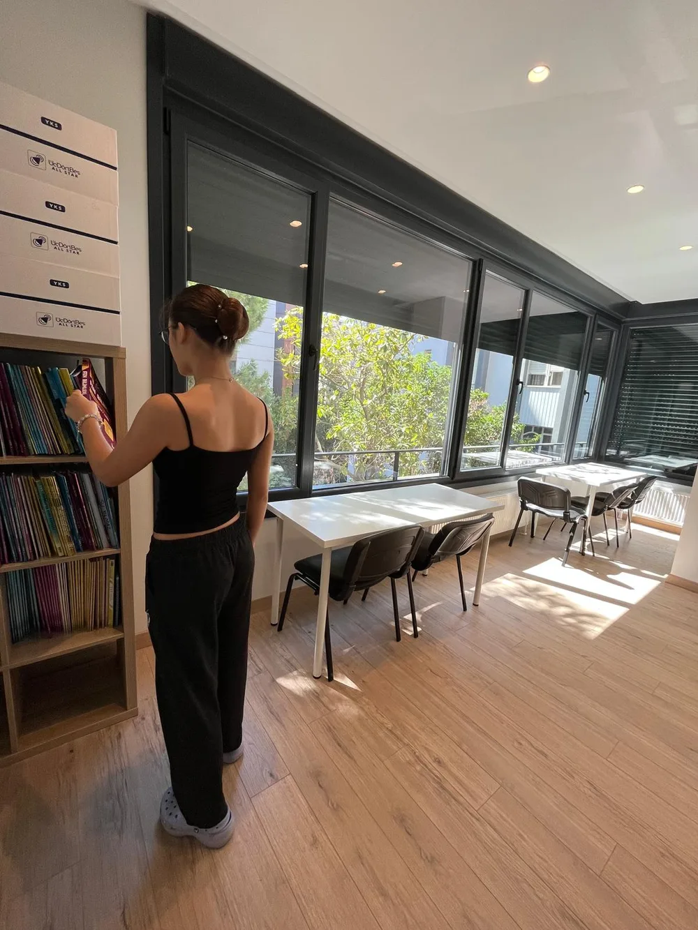 Parlar Eğitim — öğrenci, YKS ve deneme kaynaklarının bulunduğu kitaplıktan kitap seçiyor