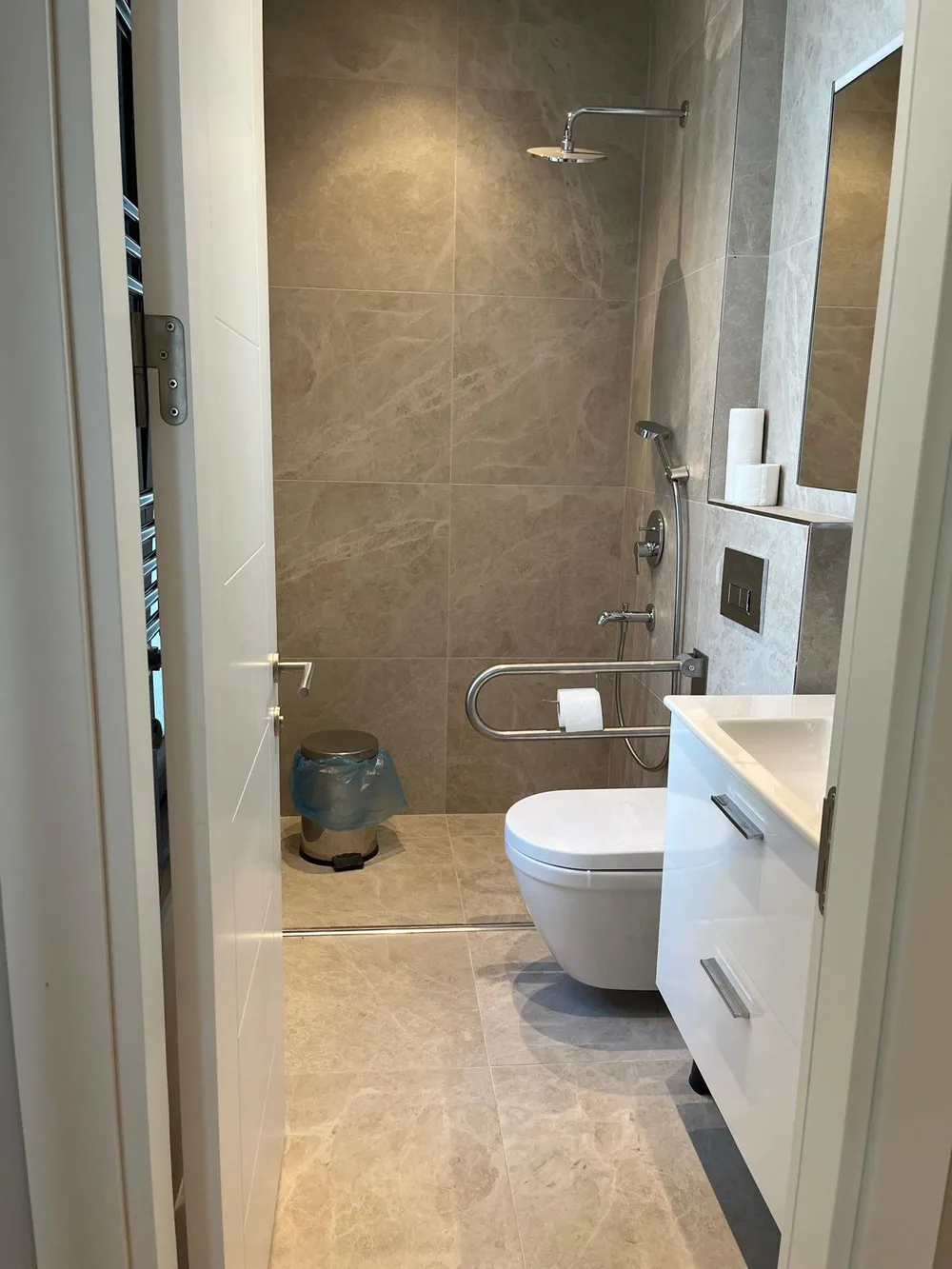 Parlar Eğitim — bakımlı lavabo bölümü